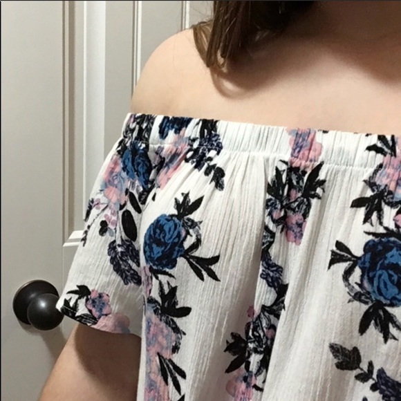 Off the Shoulder Floral Crop Top - Picture 3 of 4